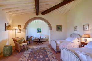 Villa dʼArcenoにあるCamparone Light, ArcenoRentalsClub Magnificent Chianti Villa Exclusive Pool Conciergeのベッド2台とテーブルのある寝室 +35枚の写真