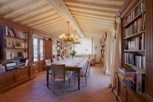 Villa dʼArcenoにあるCamparone Light, ArcenoRentalsClub Magnificent Chianti Villa Exclusive Pool Conciergeのダイニングルーム(テーブル、椅子、本棚付)
