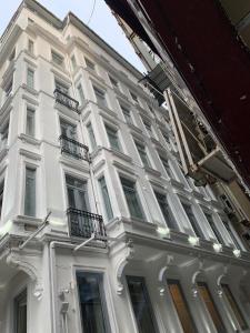 un edificio blanco con ventanas laterales en Taksim Galatist Hotel, en Estambul