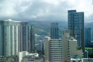 Nespecifikovaný výhled na destinaci Honolulu nebo výhled na město při pohledu z rezortu