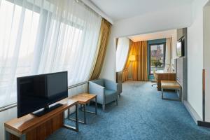 Televízia a/alebo spoločenská miestnosť v ubytovaní Radisson Blu Hotel Krakow