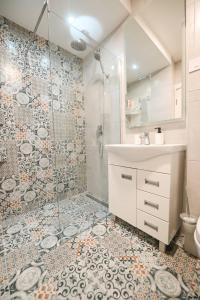 La salle de bains est pourvue d'une douche et d'un lavabo. dans l'établissement Chill Out Apartment, à Novi Sad