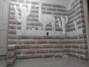 Hotel Kachi de Uyuni في أويوني: جدار من الطوب عليه منحوتات حيوانات