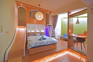 una camera con letto a castello, scrivania e sedia di Penghu's peace a Magong