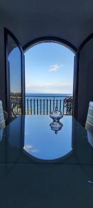 Habitación con vistas al océano a través de una ventana en Appartamento Taormina Giardini-Naxos, en Giardini Naxos