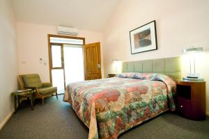 
A bed or beds in a room at Gundaroo Colonial Inn
