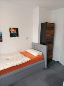 Hotel-Restaurant Babylon في Dierdorf: غرفة نوم صغيرة مع سرير وخزانة