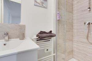 La salle de bains est pourvue d'un lavabo et d'une douche. dans l'établissement La Bridole, à Vitré