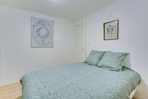 - une chambre avec un lit et une couette bleue dans l'établissement La Bridole, à Vitré
