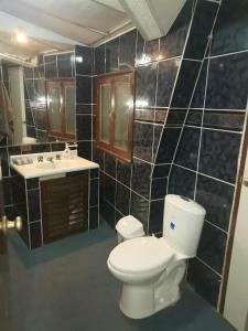 La salle de bains est pourvue de toilettes et d'un lavabo. dans l'établissement A&A apartamento, à Cochabamba