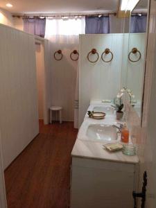 une salle de bain avec un lavabo et un miroir dans l'établissement Casa Rural La Cateta, à Mancha Real