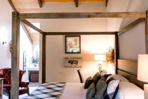 um quarto com uma cama grande e uma estrutura em madeira em Merritt House Hotel em Monterey