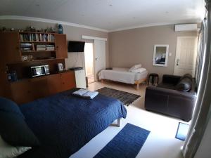 Dennecres4GuestRooms في سيريس: غرفة معيشة مع سرير وأريكة