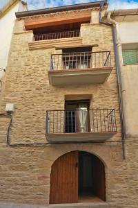 a building with a balcony on the side of it at Casa del Tio Vicente in Calaceite
