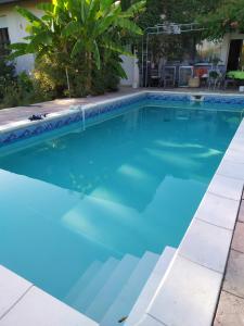 Swimmingpoolen hos eller tæt på Appartement de 2 chambres avec piscine partagee jardin clos et wifi a Saint Etienne de Maurs