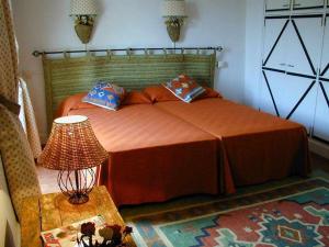 a bedroom with a bed and a table with a lamp at Casa Rural La Cateta in Mancha Real