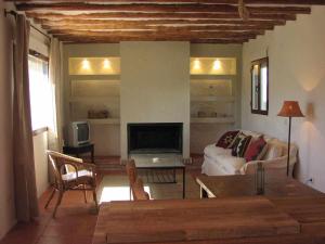 un salon avec un canapé et une télévision dans l'établissement Casa Rural La Cateta, à Mancha Real