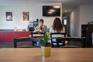 Clientes alojados en Nyon Hostel