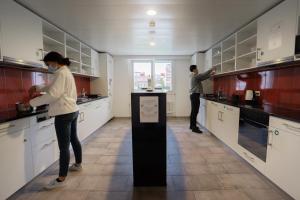 Una cocina o zona de cocina en Nyon Hostel