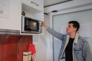 Una televisión o centro de entretenimiento en Nyon Hostel