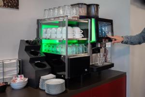 Utensilios para hacer té y café en Nyon Hostel