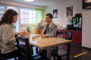 Clientes alojados en Nyon Hostel