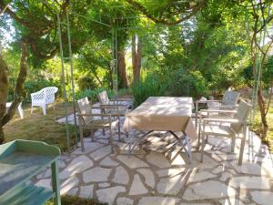 En terrasse eller udendørsområde på Appartement de 2 chambres avec piscine partagee jardin clos et wifi a Saint Etienne de Maurs