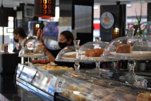 una línea de buffet con bandejas de comida a la vista en Hostal Don Pedro, en Madrid