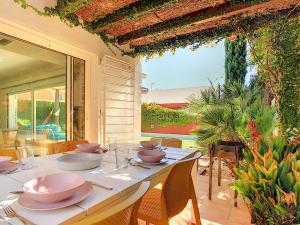 einen Tisch mit Tellern und Schüsseln auf einer Terrasse in der Unterkunft Las Villas de Mar de Cristal- 3309 in Mar de Cristal