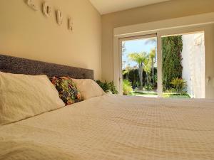 une chambre avec un grand lit avec une fenêtre dans l'établissement Las Villas de Mar de Cristal- 3309, à Mar de Cristal 37 autres photos