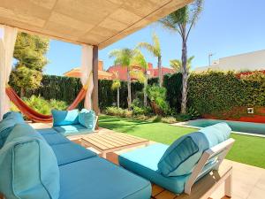 d'une terrasse avec des canapés bleus et un hamac. dans l'établissement Las Villas de Mar de Cristal- 3309, à Mar de Cristal