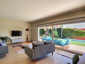d'un salon meublé et d'une grande porte coulissante en verre. dans l'établissement Las Villas de Mar de Cristal- 3309, à Mar de Cristal
