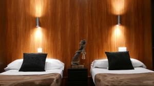 A bed or beds in a room at Hostal Don Pedro