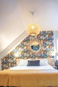 Postel nebo postele na pokoji v ubytování Logis, Hôtel Au Chêne Vert, Saint-Brieuc Nord + 37 fotografií