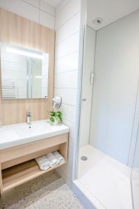 Koupelna v ubytování Logis, Hôtel Au Chêne Vert, Saint-Brieuc Nord