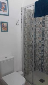 y baño con ducha y aseo blanco. en Habitacion dormitorio rural itaka, en Zugarramurdi 18 fotos más