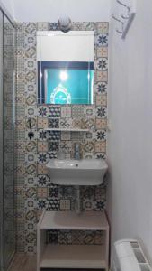 un baño con lavabo y espejo en Habitacion dormitorio rural itaka, en Zugarramurdi