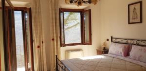 Lenolaにあるvilla del maestroのベッドルーム(ベッド1台、窓付)