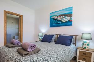 Postel nebo postele na pokoji v ubytování Perfect for family holidays with private pool, near beach and golf- Villa Ashley