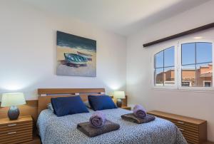 Postel nebo postele na pokoji v ubytování Perfect for family holidays with private pool, near beach and golf- Villa Ashley