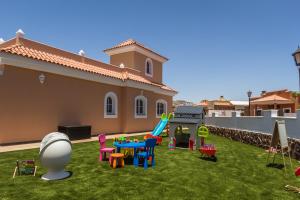 Herní místnost nebo prostor pro děti v ubytování Perfect for family holidays with private pool, near beach and golf- Villa Ashley