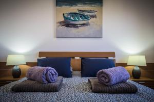 Postel nebo postele na pokoji v ubytování Perfect for family holidays with private pool, near beach and golf- Villa Ashley