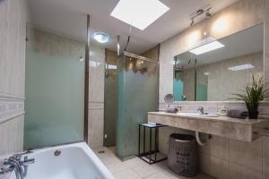 Koupelna v ubytování Perfect for family holidays with private pool, near beach and golf- Villa Ashley