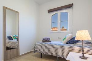 Postel nebo postele na pokoji v ubytování Perfect for family holidays with private pool, near beach and golf- Villa Ashley