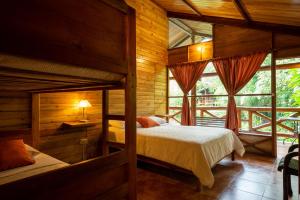 Postel nebo postele na pokoji v ubytování Mindo Lago Hotel Destino