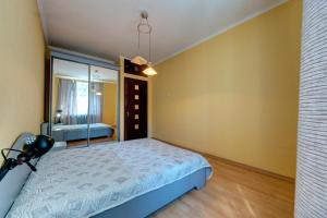 Posteľ alebo postele v izbe v ubytovaní Apartments with three rooms on Shevchenko blvd