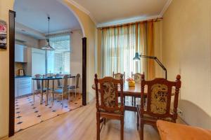 Posedenie v ubytovaní Apartments with three rooms on Shevchenko blvd + 5 fotografií
