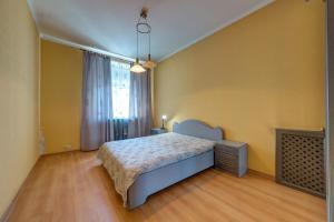Posteľ alebo postele v izbe v ubytovaní Apartments with three rooms on Shevchenko blvd