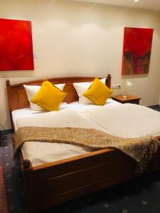 Da‘ Amici في Horstmar: غرفة نوم بسرير مع مخدات صفراء
