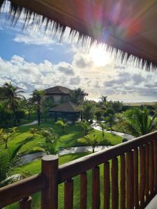 e balcone con vista su un resort e arcobaleno. di VG Sun Cumbuco Bangalô E 201 adm Pessoa física a Cumbuco